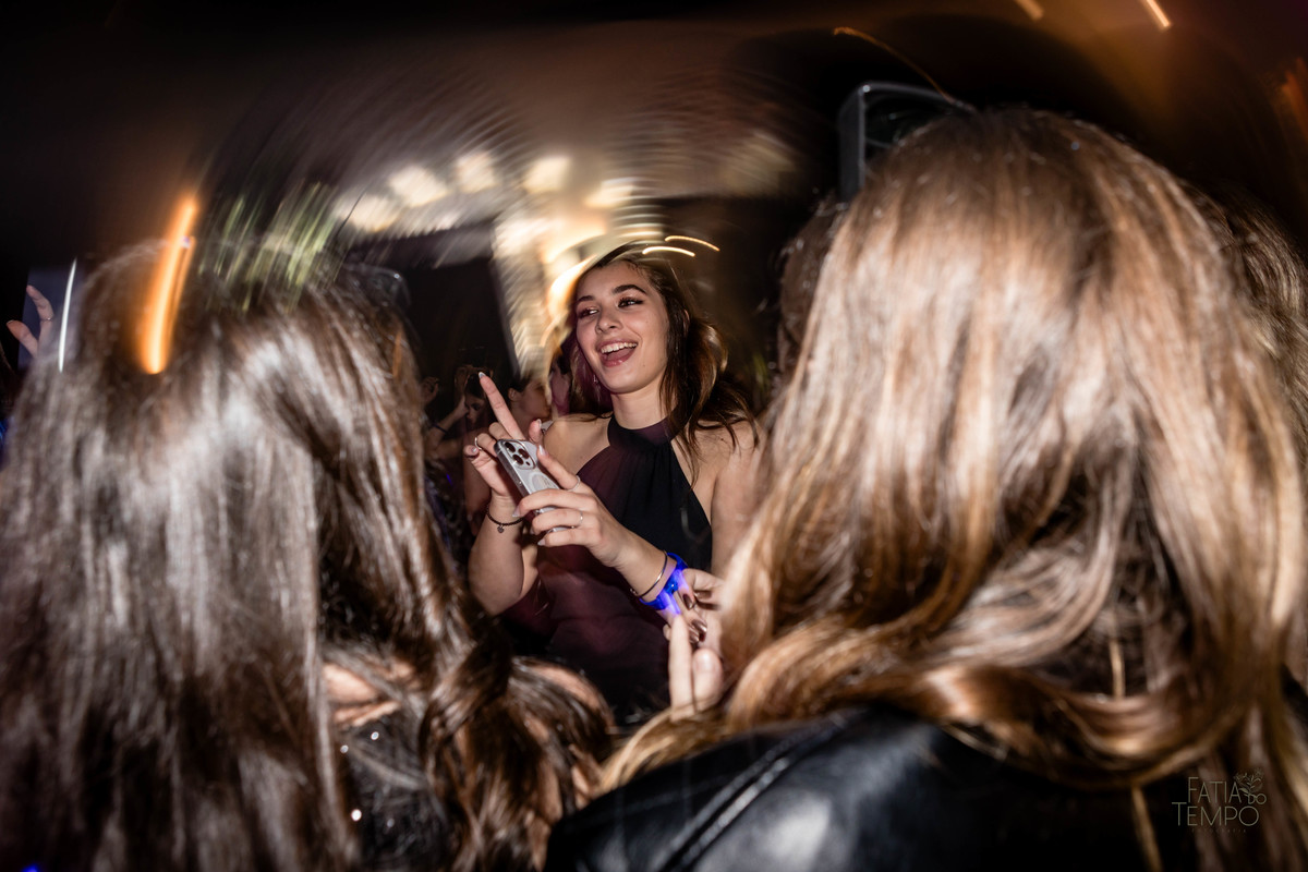 debutante, luxo, sofisticação, elegância, glamour, festa, cenário, brilho, requinte, estilo, decoração, vestido, balada, beleza, produção, exclusividade, juventude, comemoração, emoção, charme, iluminação, fotografia, ambiente, detalhes, evento, presença,