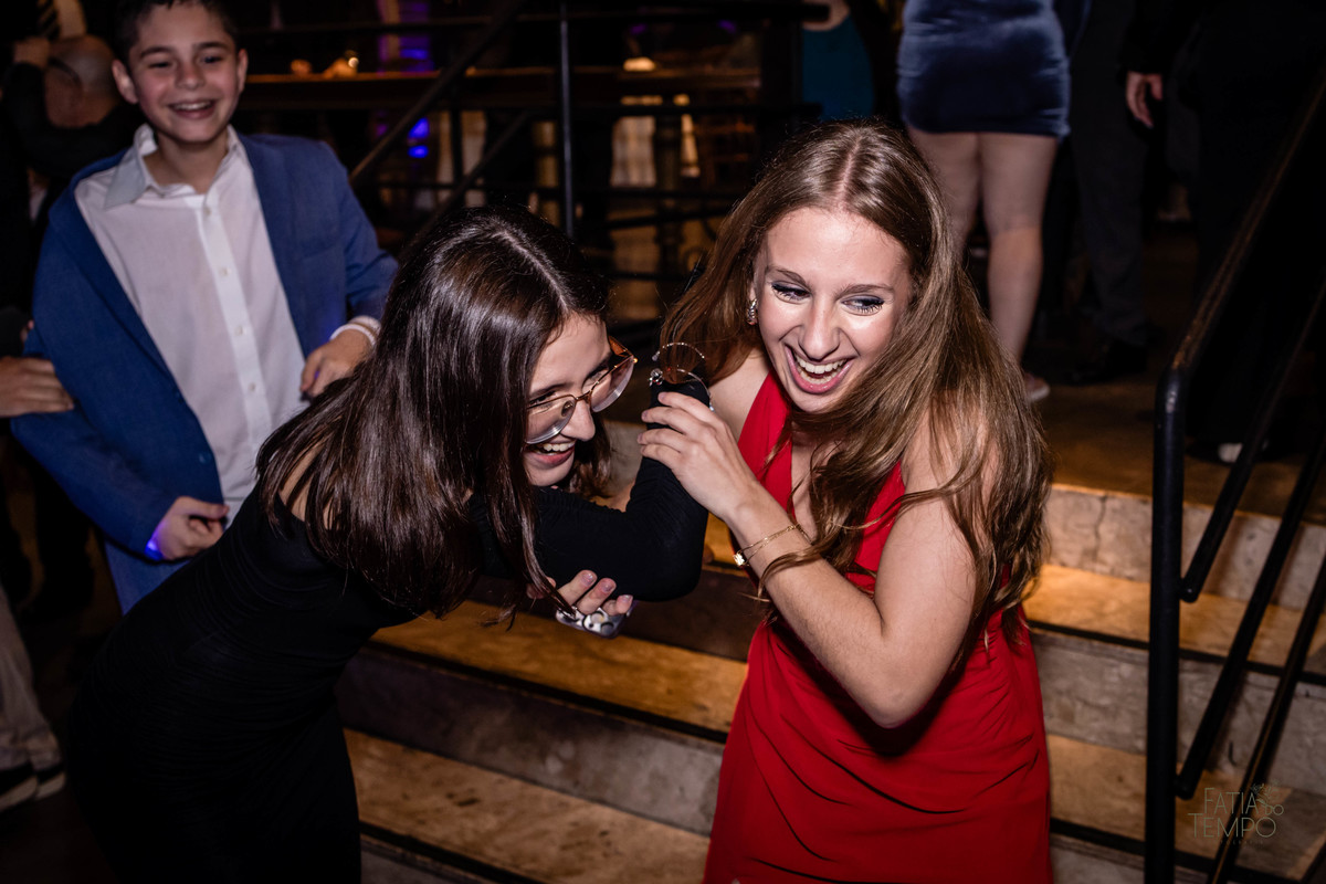 debutante, luxo, sofisticação, elegância, glamour, festa, cenário, brilho, requinte, estilo, decoração, vestido, balada, beleza, produção, exclusividade, juventude, comemoração, emoção, charme, iluminação, fotografia, ambiente, detalhes, evento, presença,