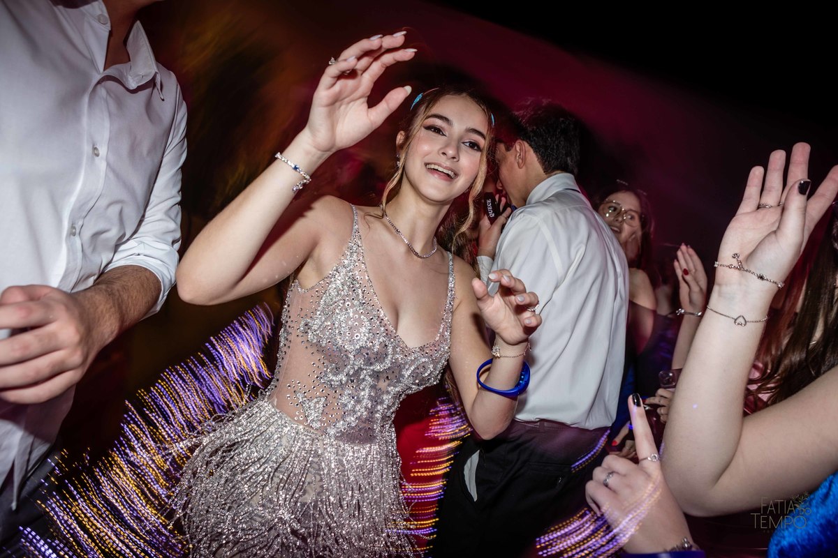 debutante, luxo, sofisticação, elegância, glamour, festa, cenário, brilho, requinte, estilo, decoração, vestido, balada, beleza, produção, exclusividade, juventude, comemoração, emoção, charme, iluminação, fotografia, ambiente, detalhes, evento, presença,