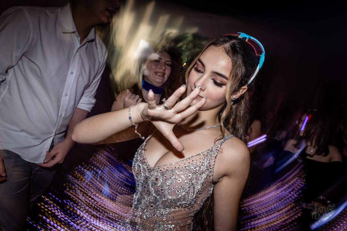 debutante, luxo, sofisticação, elegância, glamour, festa, cenário, brilho, requinte, estilo, decoração, vestido, balada, beleza, produção, exclusividade, juventude, comemoração, emoção, charme, iluminação, fotografia, ambiente, detalhes, evento, presença,