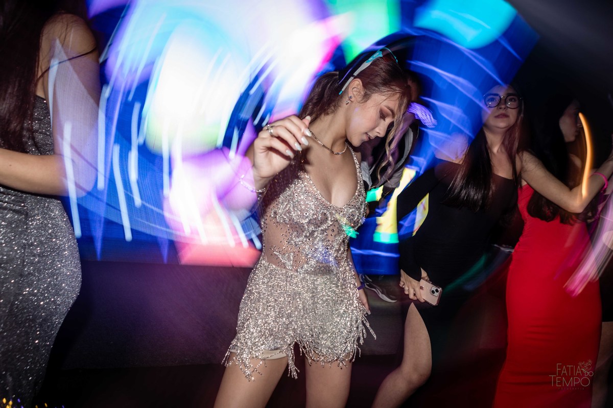 debutante, luxo, sofisticação, elegância, glamour, festa, cenário, brilho, requinte, estilo, decoração, vestido, balada, beleza, produção, exclusividade, juventude, comemoração, emoção, charme, iluminação, fotografia, ambiente, detalhes, evento, presença,