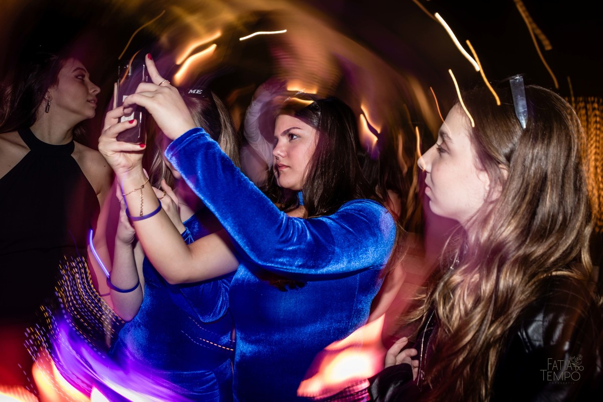 debutante, luxo, sofisticação, elegância, glamour, festa, cenário, brilho, requinte, estilo, decoração, vestido, balada, beleza, produção, exclusividade, juventude, comemoração, emoção, charme, iluminação, fotografia, ambiente, detalhes, evento, presença,