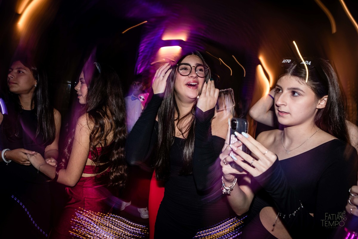 debutante, luxo, sofisticação, elegância, glamour, festa, cenário, brilho, requinte, estilo, decoração, vestido, balada, beleza, produção, exclusividade, juventude, comemoração, emoção, charme, iluminação, fotografia, ambiente, detalhes, evento, presença,