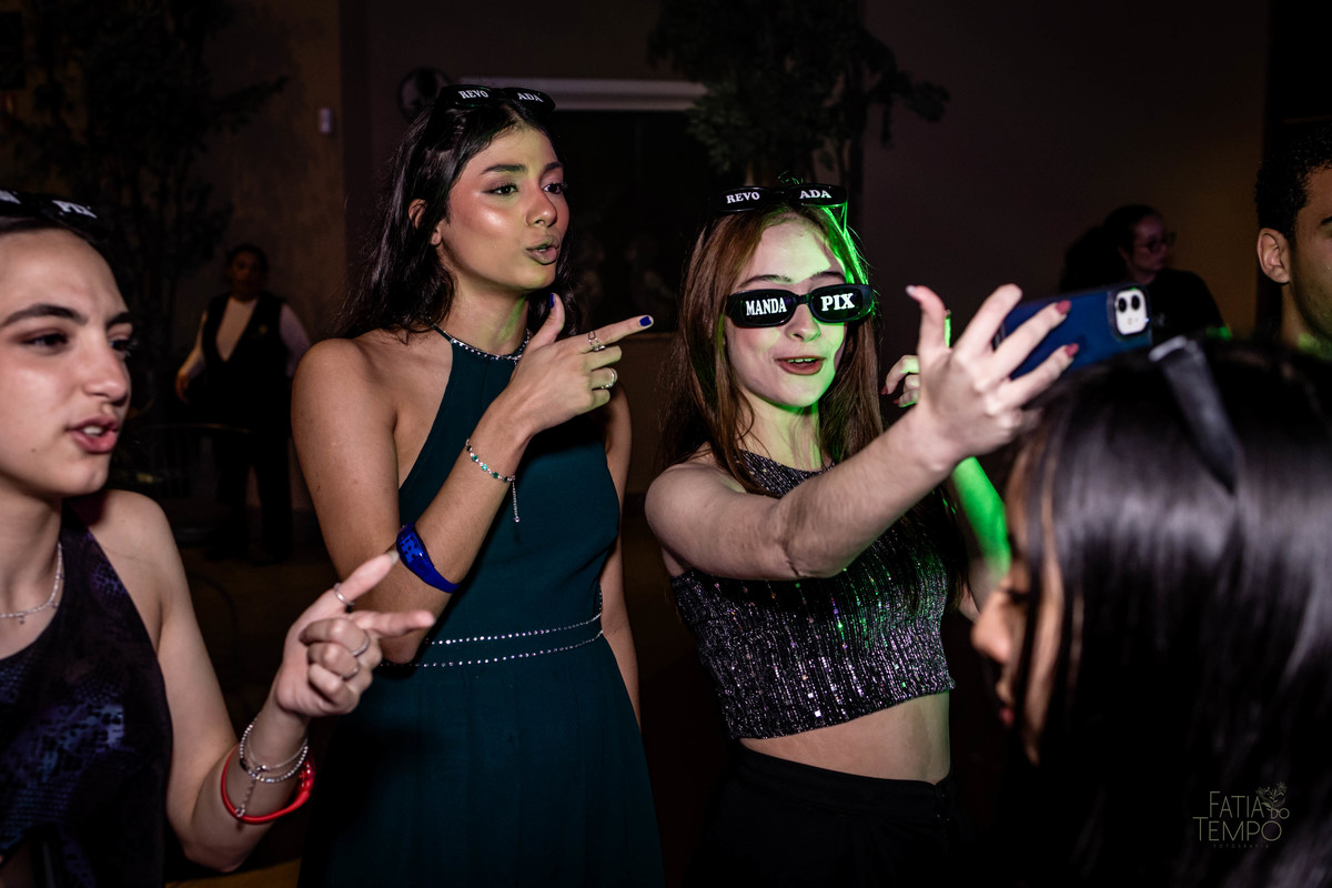 debutante, luxo, sofisticação, elegância, glamour, festa, cenário, brilho, requinte, estilo, decoração, vestido, balada, beleza, produção, exclusividade, juventude, comemoração, emoção, charme, iluminação, fotografia, ambiente, detalhes, evento, presença,