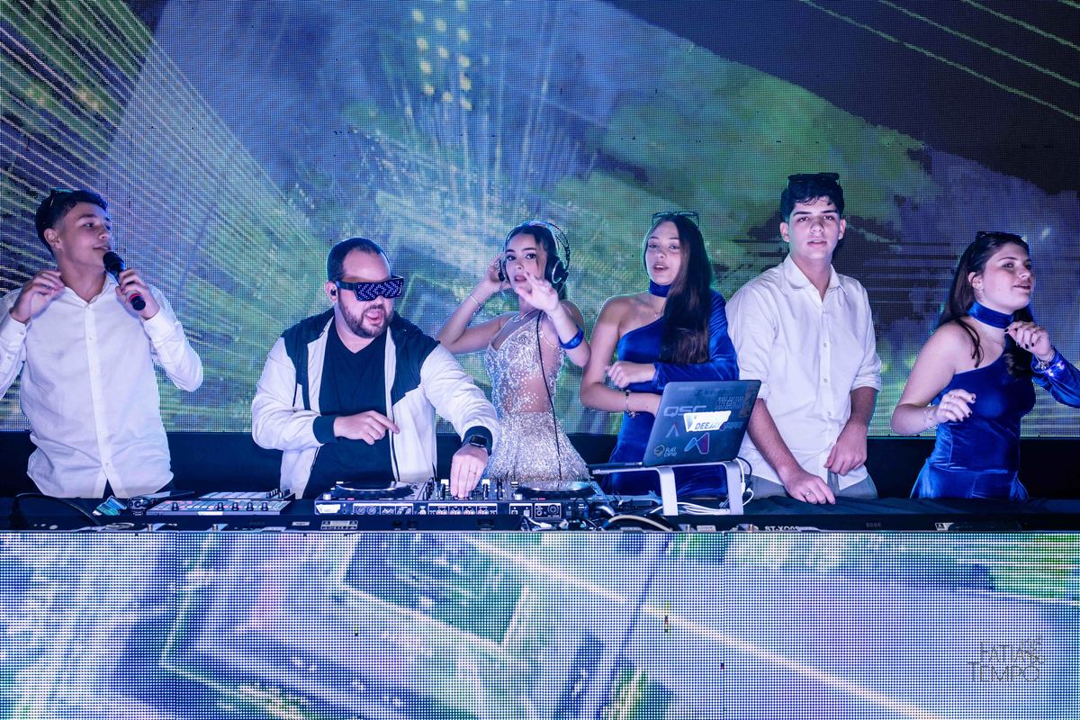 debutante, luxo, sofisticação, elegância, glamour, festa, cenário, brilho, requinte, estilo, decoração, vestido, balada, beleza, produção, exclusividade, juventude, comemoração, emoção, charme, iluminação, fotografia, ambiente, detalhes, evento, presença,