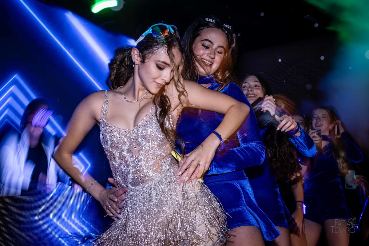 debutante, luxo, sofisticação, elegância, glamour, festa, cenário, brilho, requinte, estilo, decoração, vestido, balada, beleza, produção, exclusividade, juventude, comemoração, emoção, charme, iluminação, fotografia, ambiente, detalhes, evento, presença,