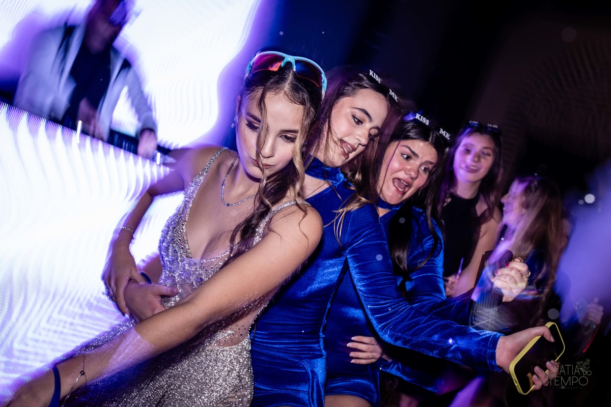 debutante, luxo, sofisticação, elegância, glamour, festa, cenário, brilho, requinte, estilo, decoração, vestido, balada, beleza, produção, exclusividade, juventude, comemoração, emoção, charme, iluminação, fotografia, ambiente, detalhes, evento, presença,