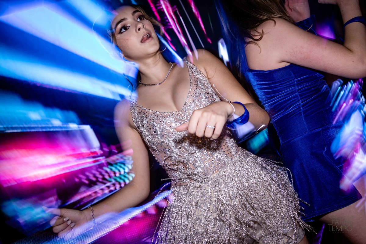 debutante, luxo, sofisticação, elegância, glamour, festa, cenário, brilho, requinte, estilo, decoração, vestido, balada, beleza, produção, exclusividade, juventude, comemoração, emoção, charme, iluminação, fotografia, ambiente, detalhes, evento, presença,