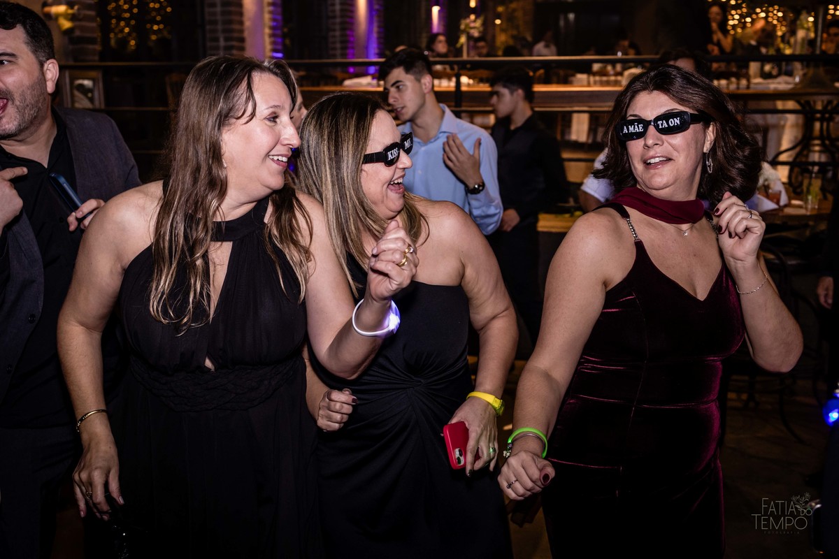 debutante, luxo, sofisticação, elegância, glamour, festa, cenário, brilho, requinte, estilo, decoração, vestido, balada, beleza, produção, exclusividade, juventude, comemoração, emoção, charme, iluminação, fotografia, ambiente, detalhes, evento, presença,