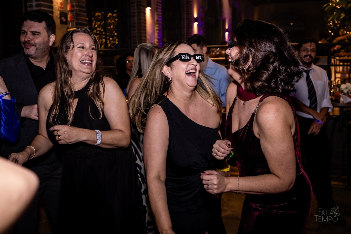 debutante, luxo, sofisticação, elegância, glamour, festa, cenário, brilho, requinte, estilo, decoração, vestido, balada, beleza, produção, exclusividade, juventude, comemoração, emoção, charme, iluminação, fotografia, ambiente, detalhes, evento, presença,