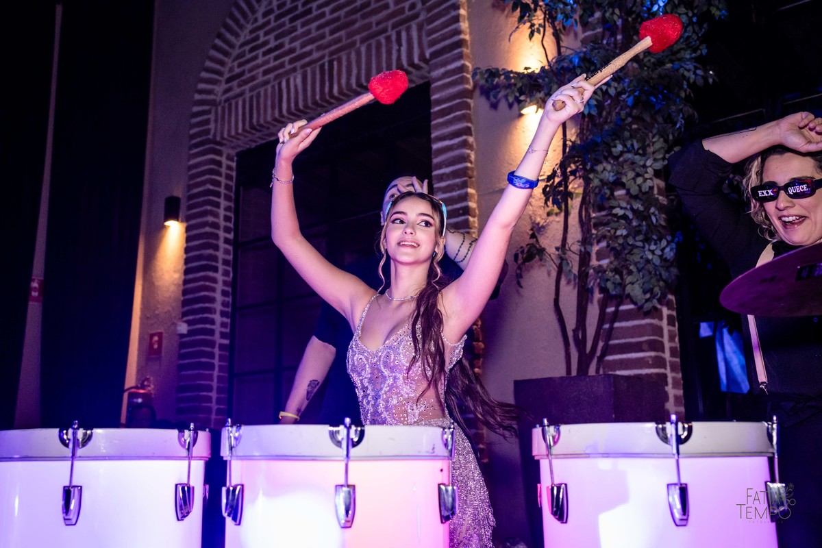 debutante, luxo, sofisticação, elegância, glamour, festa, cenário, brilho, requinte, estilo, decoração, vestido, balada, beleza, produção, exclusividade, juventude, comemoração, emoção, charme, iluminação, fotografia, ambiente, detalhes, evento, presença,