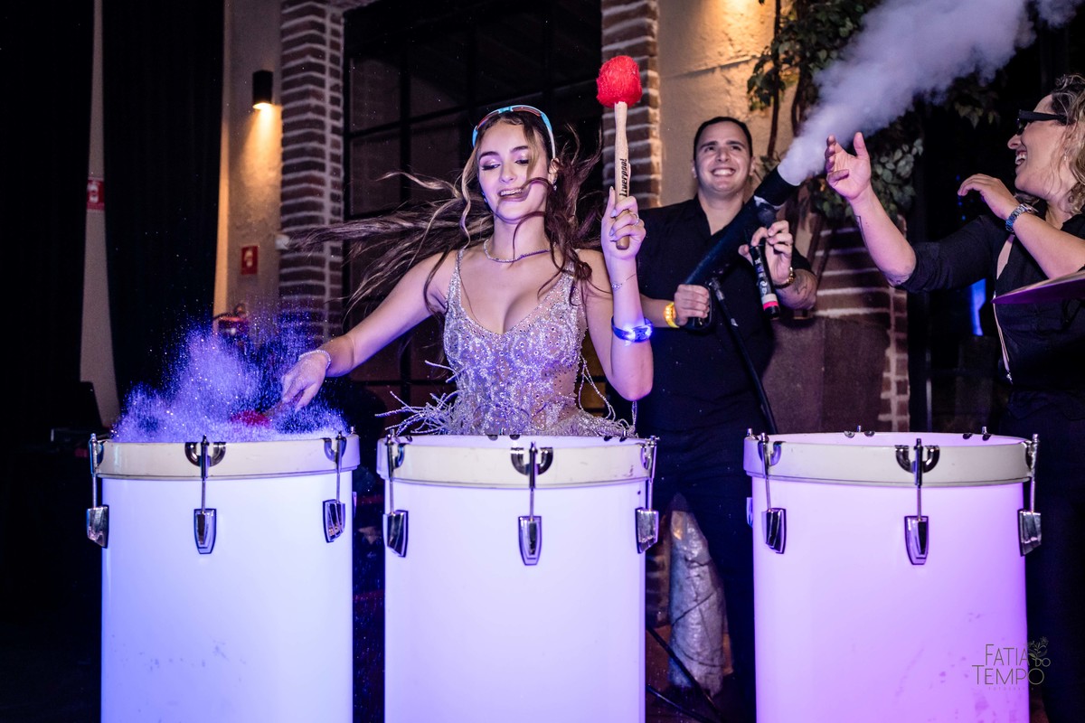 debutante, luxo, sofisticação, elegância, glamour, festa, cenário, brilho, requinte, estilo, decoração, vestido, balada, beleza, produção, exclusividade, juventude, comemoração, emoção, charme, iluminação, fotografia, ambiente, detalhes, evento, presença,