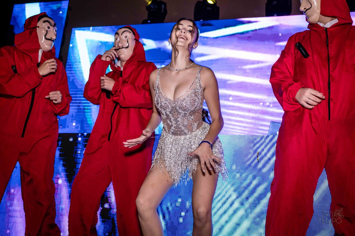 debutante, luxo, sofisticação, elegância, glamour, festa, cenário, brilho, requinte, estilo, decoração, vestido, balada, beleza, produção, exclusividade, juventude, comemoração, emoção, charme, iluminação, fotografia, ambiente, detalhes, evento, presença,