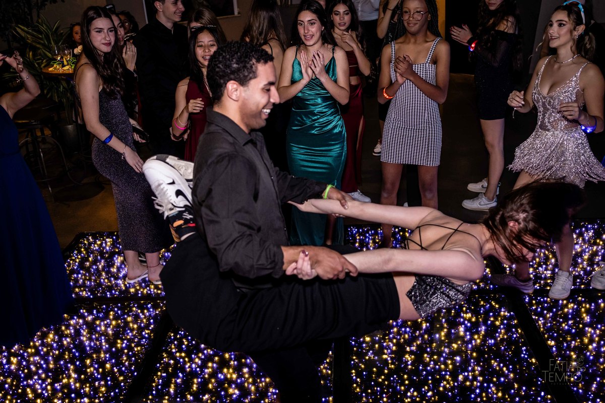 debutante, luxo, sofisticação, elegância, glamour, festa, cenário, brilho, requinte, estilo, decoração, vestido, balada, beleza, produção, exclusividade, juventude, comemoração, emoção, charme, iluminação, fotografia, ambiente, detalhes, evento, presença,