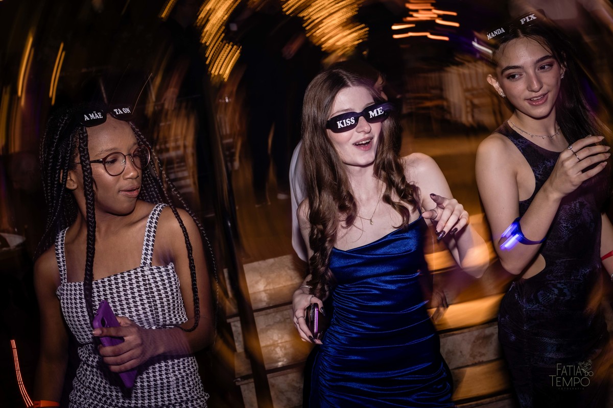 debutante, luxo, sofisticação, elegância, glamour, festa, cenário, brilho, requinte, estilo, decoração, vestido, balada, beleza, produção, exclusividade, juventude, comemoração, emoção, charme, iluminação, fotografia, ambiente, detalhes, evento, presença,