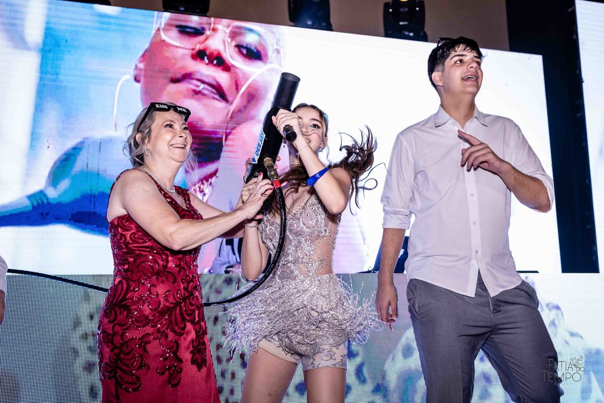 debutante, luxo, sofisticação, elegância, glamour, festa, cenário, brilho, requinte, estilo, decoração, vestido, balada, beleza, produção, exclusividade, juventude, comemoração, emoção, charme, iluminação, fotografia, ambiente, detalhes, evento, presença,