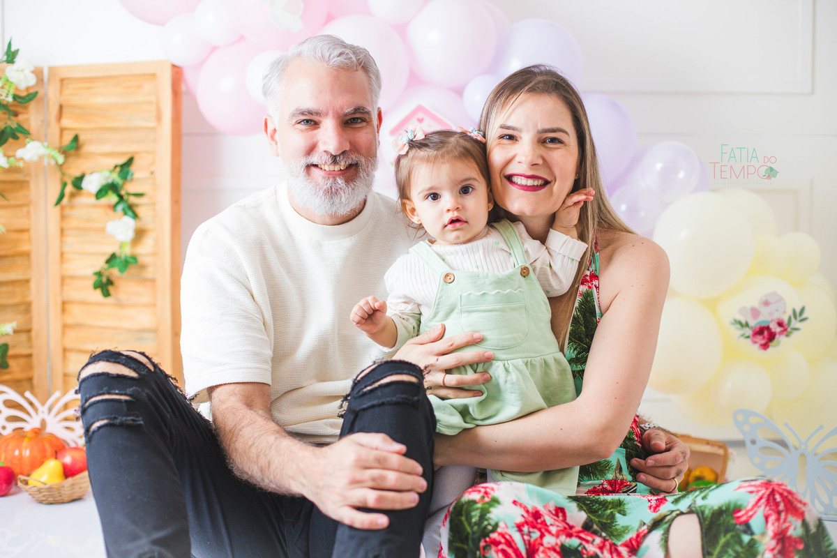 smash the fruit, ensaio infantil, lara 1 ano, estúdio fotográfico, são caetano do sul, fatia do tempo, fotografia criativa, frutas coloridas, bebê sorrindo, aniversário de 1 ano, ensaio divertido, fotografia de bebê, cores vibrantes, infância feliz, fotos