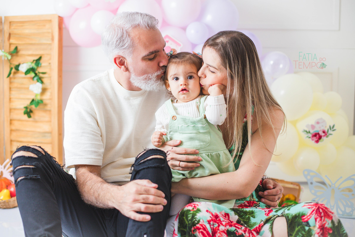smash the fruit, ensaio infantil, lara 1 ano, estúdio fotográfico, são caetano do sul, fatia do tempo, fotografia criativa, frutas coloridas, bebê sorrindo, aniversário de 1 ano, ensaio divertido, fotografia de bebê, cores vibrantes, infância feliz, fotos