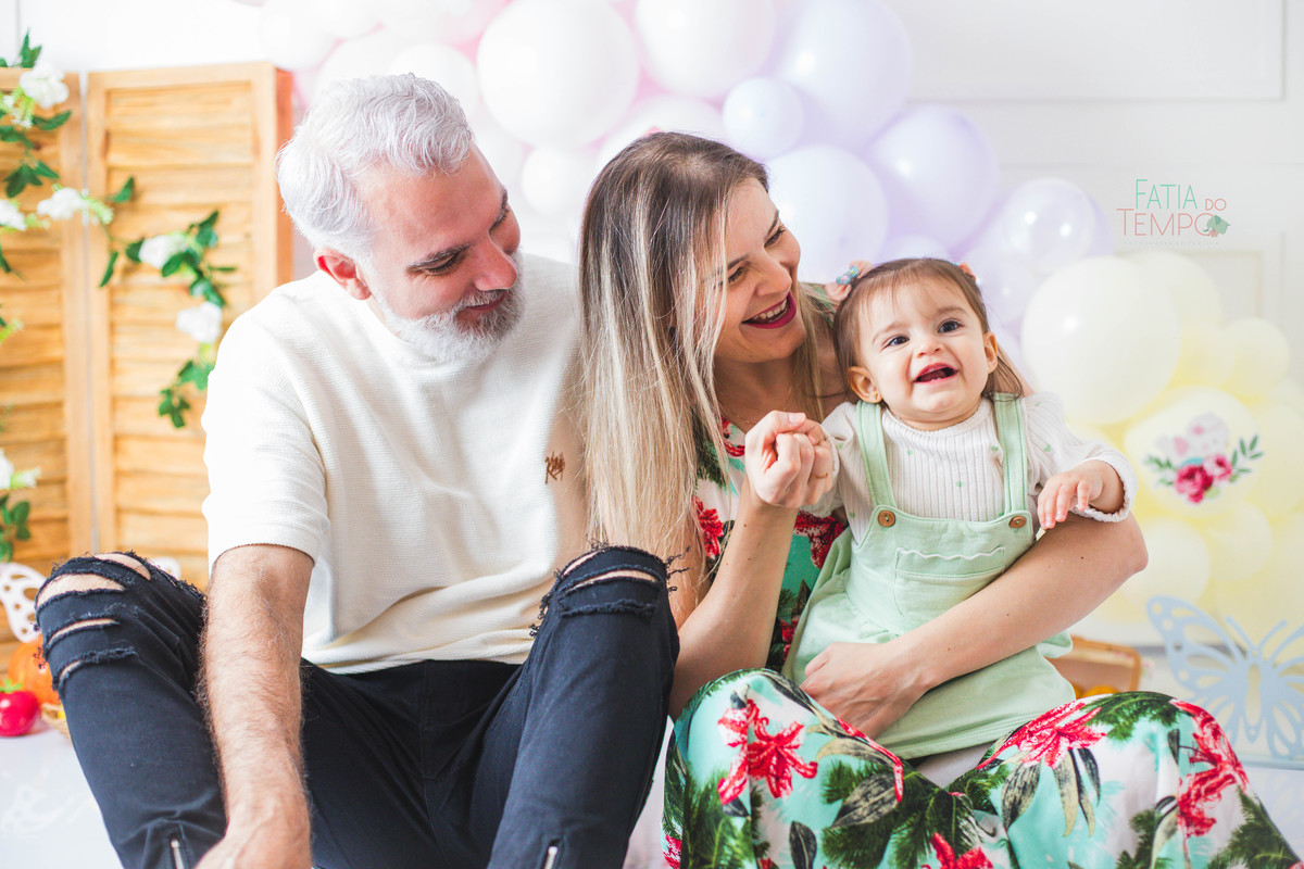 smash the fruit, ensaio infantil, lara 1 ano, estúdio fotográfico, são caetano do sul, fatia do tempo, fotografia criativa, frutas coloridas, bebê sorrindo, aniversário de 1 ano, ensaio divertido, fotografia de bebê, cores vibrantes, infância feliz, fotos