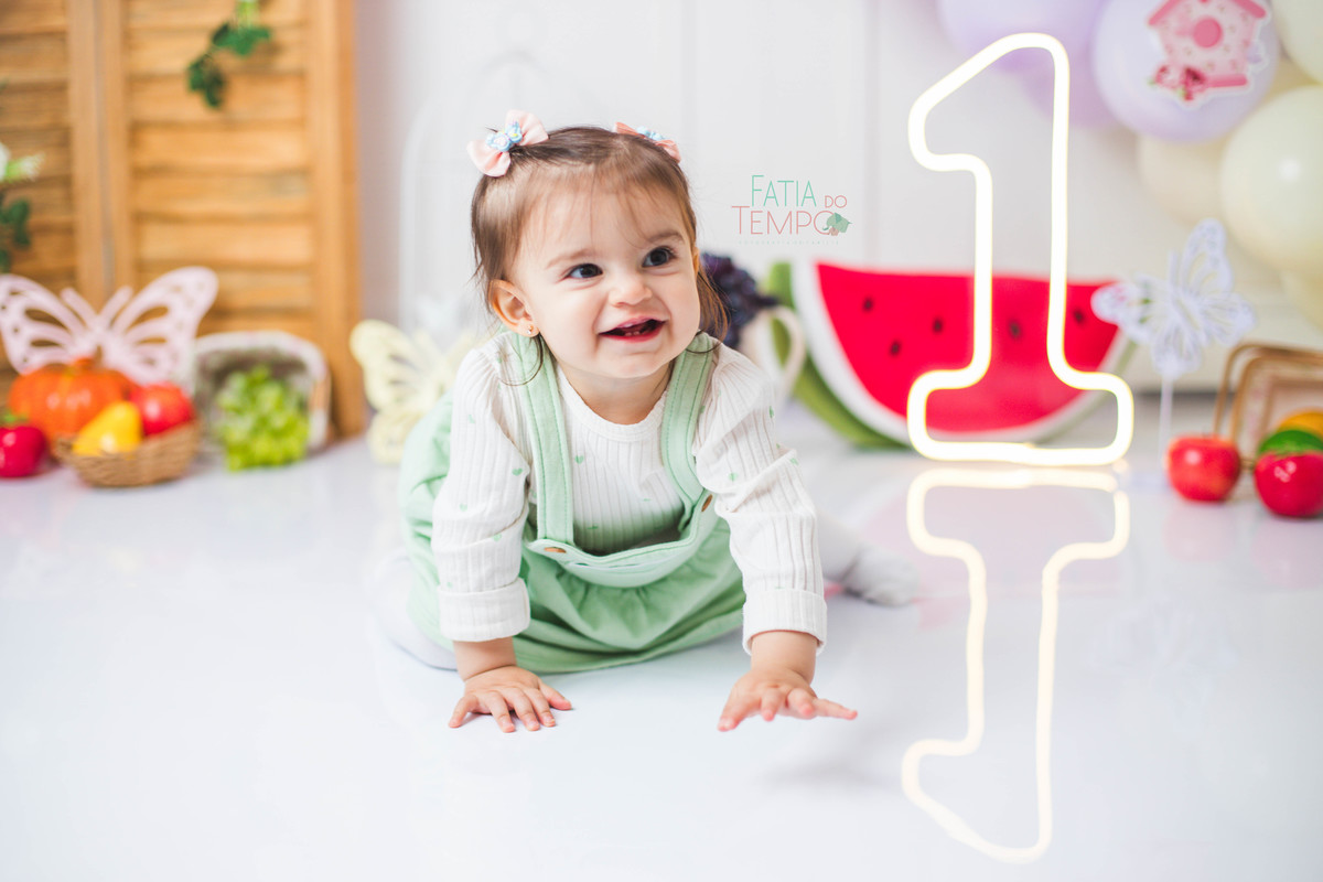smash the fruit, ensaio infantil, lara 1 ano, estúdio fotográfico, são caetano do sul, fatia do tempo, fotografia criativa, frutas coloridas, bebê sorrindo, aniversário de 1 ano, ensaio divertido, fotografia de bebê, cores vibrantes, infância feliz, fotos