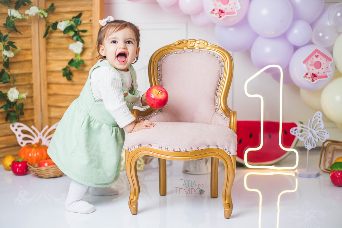 smash the fruit, ensaio infantil, lara 1 ano, estúdio fotográfico, são caetano do sul, fatia do tempo, fotografia criativa, frutas coloridas, bebê sorrindo, aniversário de 1 ano, ensaio divertido, fotografia de bebê, cores vibrantes, infância feliz, fotos