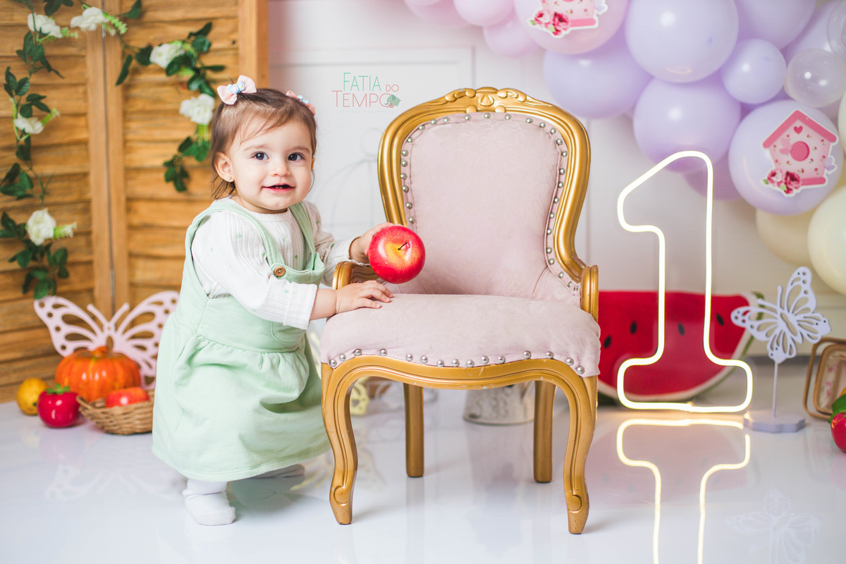 smash the fruit, ensaio infantil, lara 1 ano, estúdio fotográfico, são caetano do sul, fatia do tempo, fotografia criativa, frutas coloridas, bebê sorrindo, aniversário de 1 ano, ensaio divertido, fotografia de bebê, cores vibrantes, infância feliz, fotos