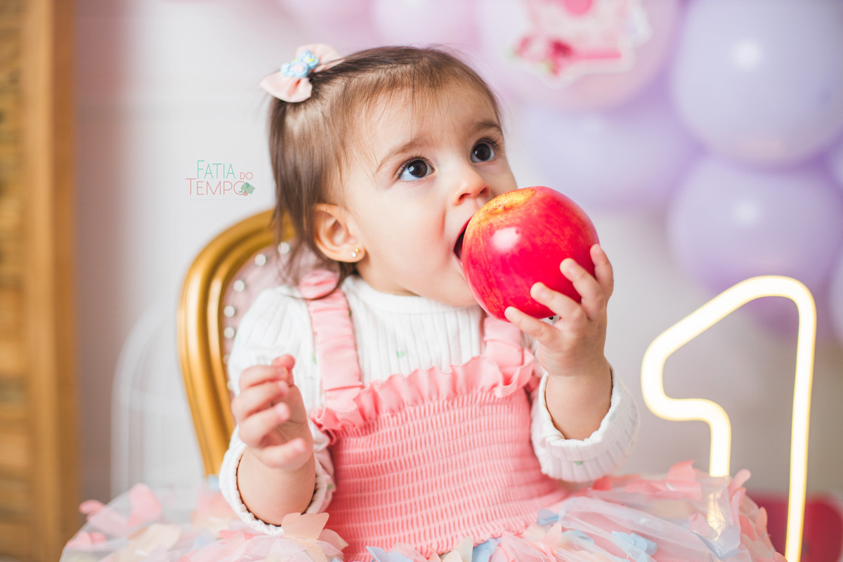 smash the fruit, ensaio infantil, lara 1 ano, estúdio fotográfico, são caetano do sul, fatia do tempo, fotografia criativa, frutas coloridas, bebê sorrindo, aniversário de 1 ano, ensaio divertido, fotografia de bebê, cores vibrantes, infância feliz, fotos