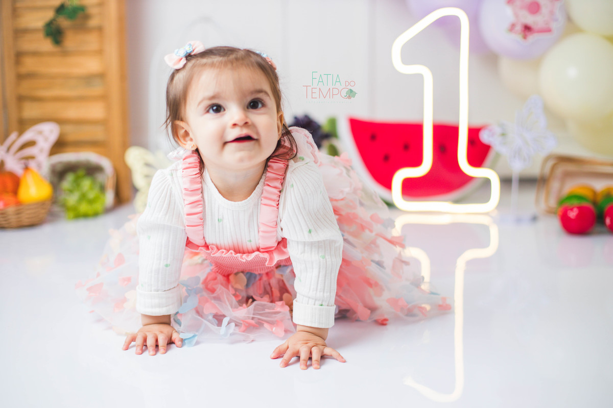 smash the fruit, ensaio infantil, lara 1 ano, estúdio fotográfico, são caetano do sul, fatia do tempo, fotografia criativa, frutas coloridas, bebê sorrindo, aniversário de 1 ano, ensaio divertido, fotografia de bebê, cores vibrantes, infância feliz, fotos