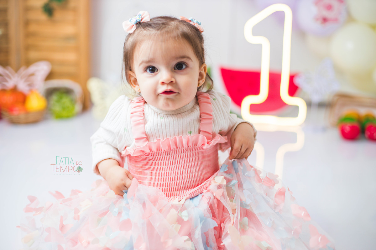 smash the fruit, ensaio infantil, lara 1 ano, estúdio fotográfico, são caetano do sul, fatia do tempo, fotografia criativa, frutas coloridas, bebê sorrindo, aniversário de 1 ano, ensaio divertido, fotografia de bebê, cores vibrantes, infância feliz, fotos