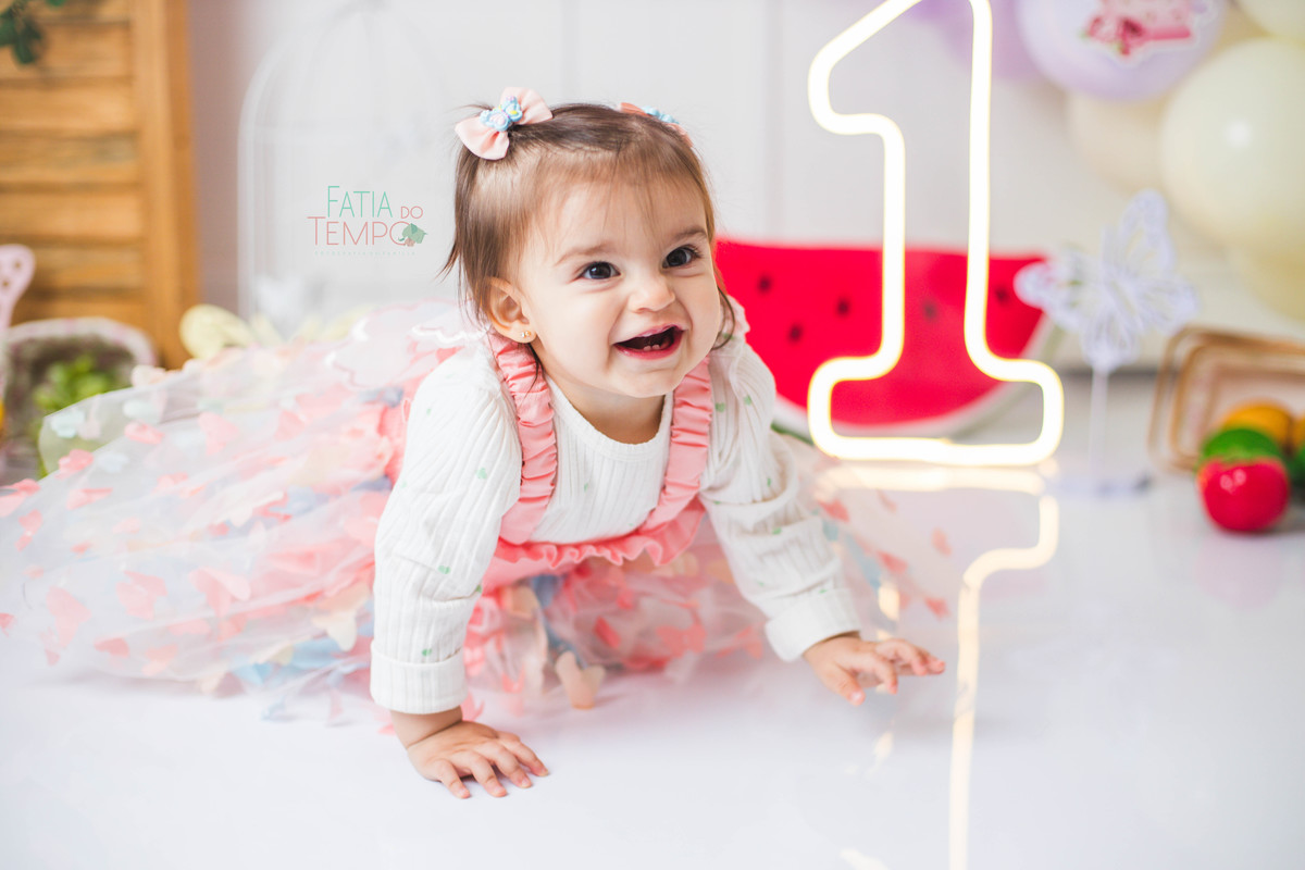 smash the fruit, ensaio infantil, lara 1 ano, estúdio fotográfico, são caetano do sul, fatia do tempo, fotografia criativa, frutas coloridas, bebê sorrindo, aniversário de 1 ano, ensaio divertido, fotografia de bebê, cores vibrantes, infância feliz, fotos