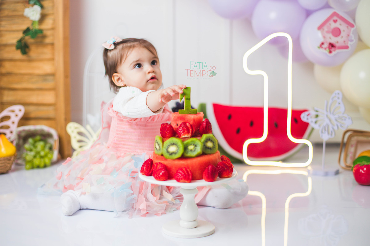 smash the fruit, ensaio infantil, lara 1 ano, estúdio fotográfico, são caetano do sul, fatia do tempo, fotografia criativa, frutas coloridas, bebê sorrindo, aniversário de 1 ano, ensaio divertido, fotografia de bebê, cores vibrantes, infância feliz, fotos