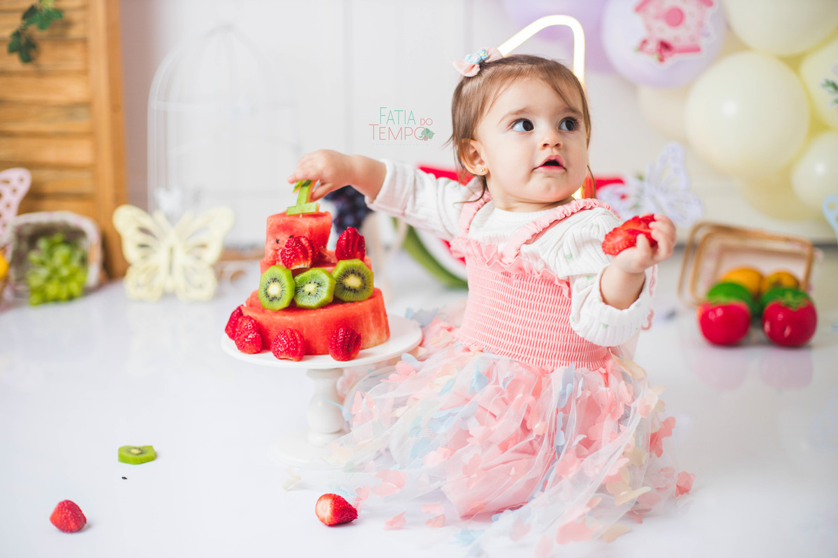 smash the fruit, ensaio infantil, lara 1 ano, estúdio fotográfico, são caetano do sul, fatia do tempo, fotografia criativa, frutas coloridas, bebê sorrindo, aniversário de 1 ano, ensaio divertido, fotografia de bebê, cores vibrantes, infância feliz, fotos