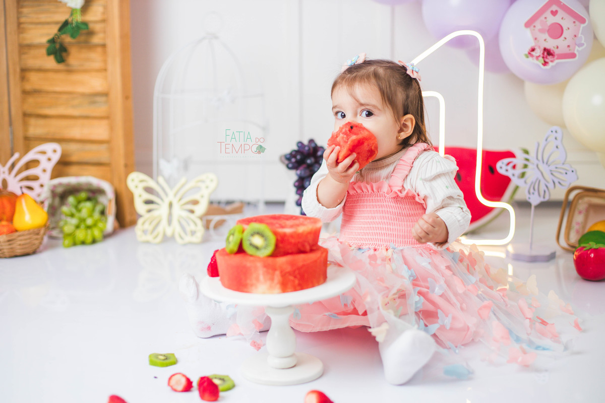 smash the fruit, ensaio infantil, lara 1 ano, estúdio fotográfico, são caetano do sul, fatia do tempo, fotografia criativa, frutas coloridas, bebê sorrindo, aniversário de 1 ano, ensaio divertido, fotografia de bebê, cores vibrantes, infância feliz, fotos