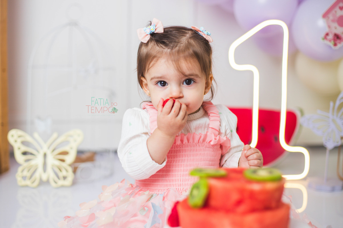smash the fruit, ensaio infantil, lara 1 ano, estúdio fotográfico, são caetano do sul, fatia do tempo, fotografia criativa, frutas coloridas, bebê sorrindo, aniversário de 1 ano, ensaio divertido, fotografia de bebê, cores vibrantes, infância feliz, fotos