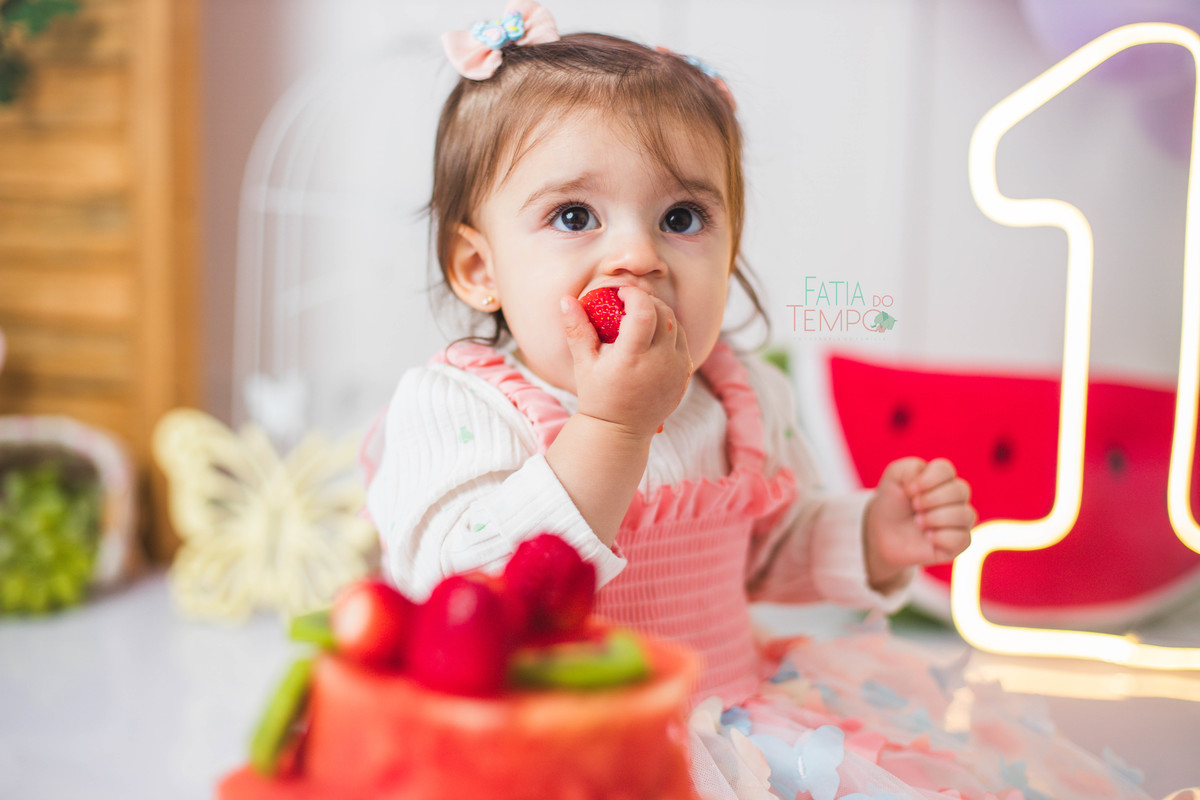 smash the fruit, ensaio infantil, lara 1 ano, estúdio fotográfico, são caetano do sul, fatia do tempo, fotografia criativa, frutas coloridas, bebê sorrindo, aniversário de 1 ano, ensaio divertido, fotografia de bebê, cores vibrantes, infância feliz, fotos