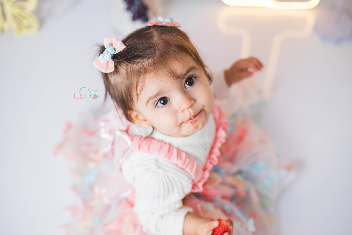 smash the fruit, ensaio infantil, lara 1 ano, estúdio fotográfico, são caetano do sul, fatia do tempo, fotografia criativa, frutas coloridas, bebê sorrindo, aniversário de 1 ano, ensaio divertido, fotografia de bebê, cores vibrantes, infância feliz, fotos