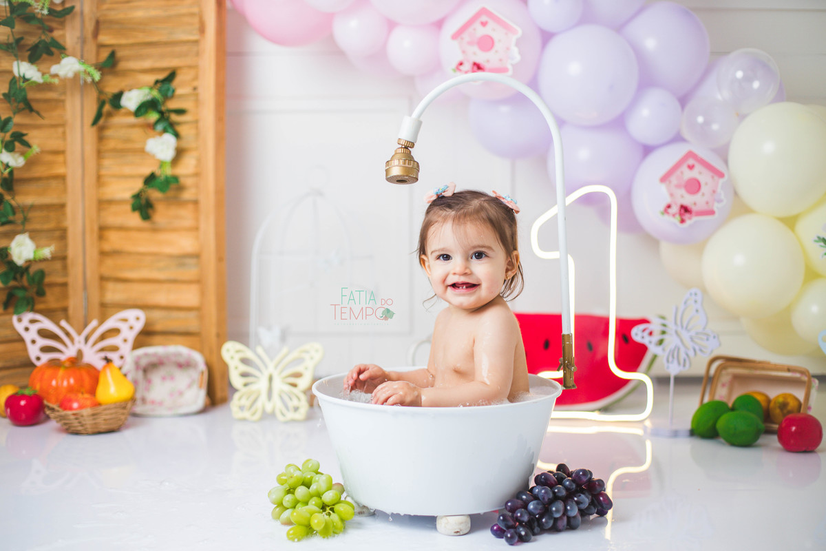 smash the fruit, ensaio infantil, lara 1 ano, estúdio fotográfico, são caetano do sul, fatia do tempo, fotografia criativa, frutas coloridas, bebê sorrindo, aniversário de 1 ano, ensaio divertido, fotografia de bebê, cores vibrantes, infância feliz, fotos