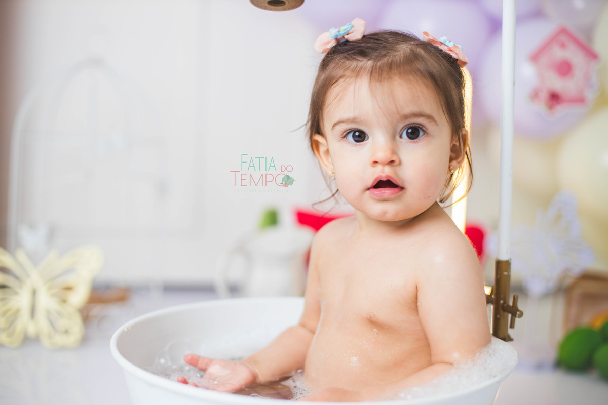 smash the fruit, ensaio infantil, lara 1 ano, estúdio fotográfico, são caetano do sul, fatia do tempo, fotografia criativa, frutas coloridas, bebê sorrindo, aniversário de 1 ano, ensaio divertido, fotografia de bebê, cores vibrantes, infância feliz, fotos
