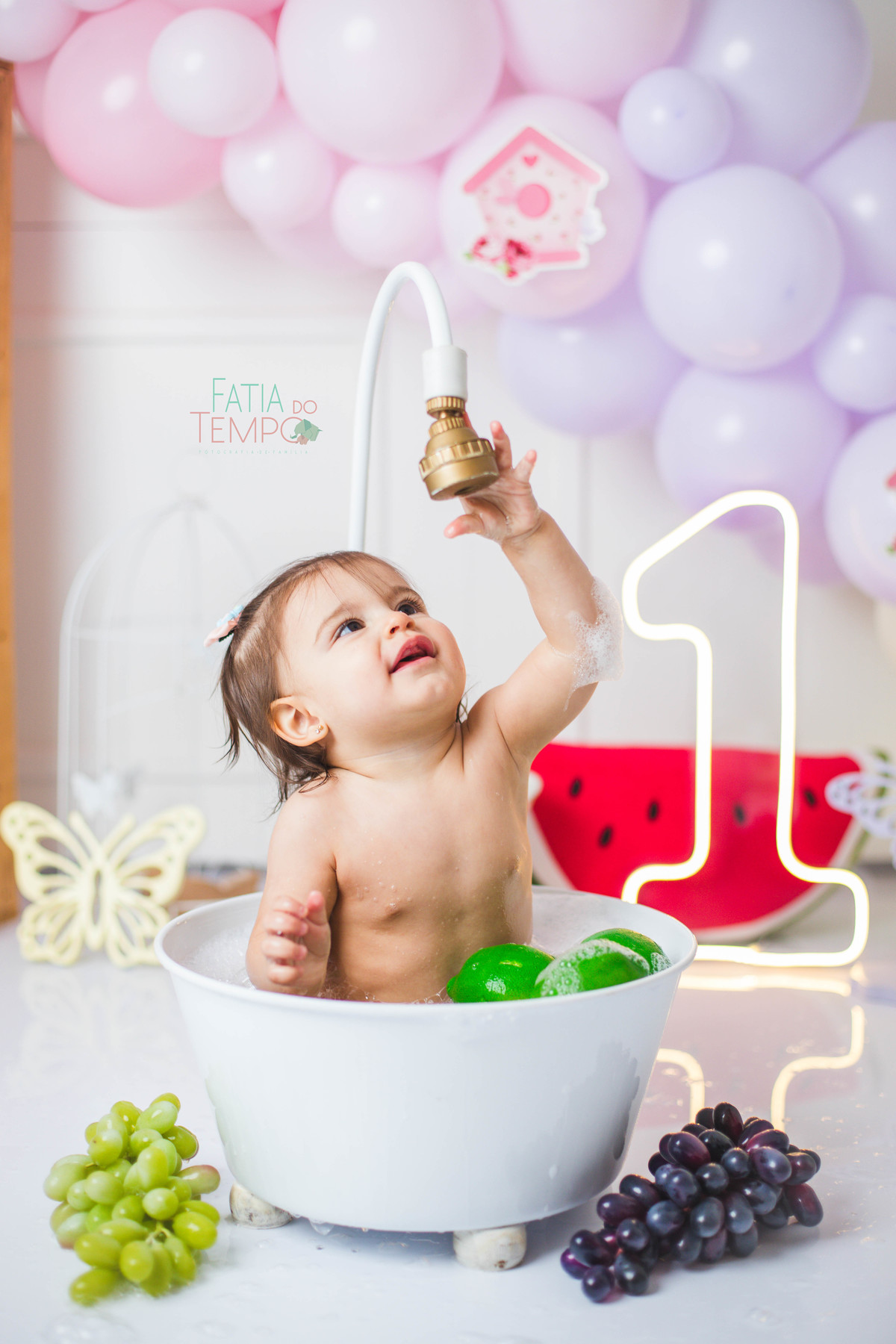 smash the fruit, ensaio infantil, lara 1 ano, estúdio fotográfico, são caetano do sul, fatia do tempo, fotografia criativa, frutas coloridas, bebê sorrindo, aniversário de 1 ano, ensaio divertido, fotografia de bebê, cores vibrantes, infância feliz, fotos