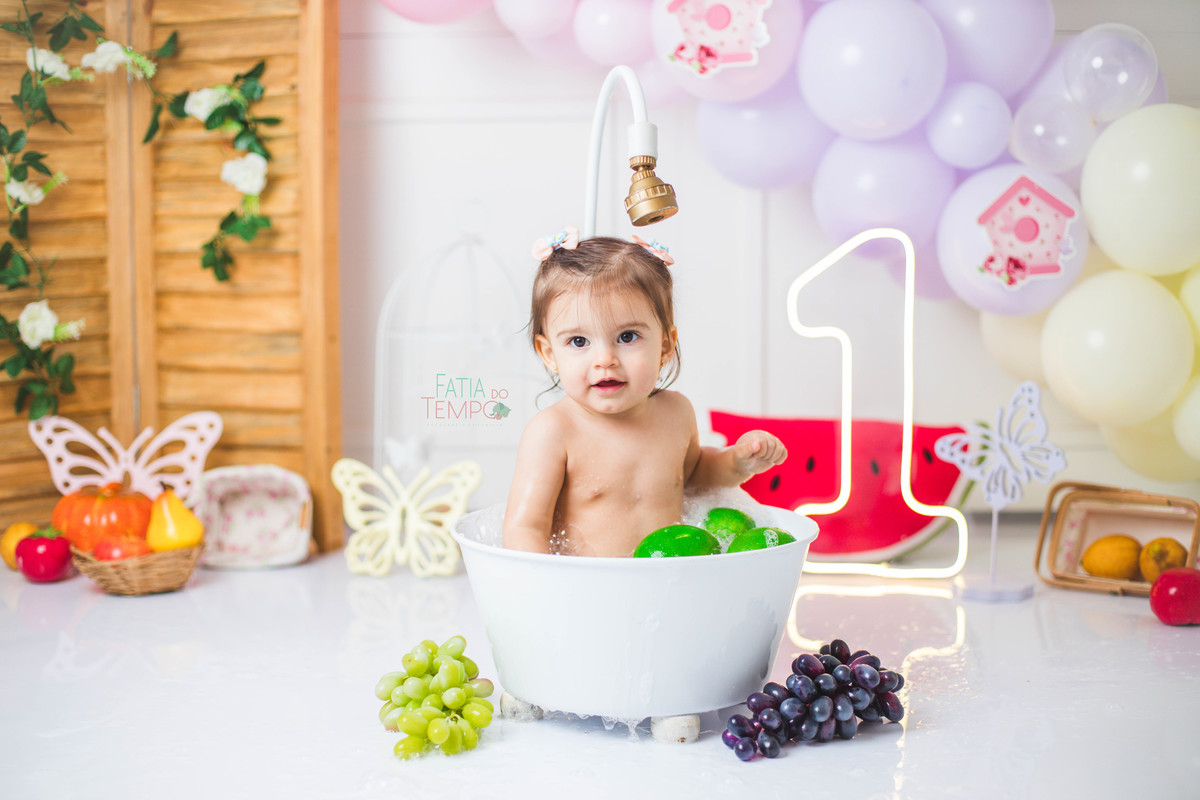 smash the fruit, ensaio infantil, lara 1 ano, estúdio fotográfico, são caetano do sul, fatia do tempo, fotografia criativa, frutas coloridas, bebê sorrindo, aniversário de 1 ano, ensaio divertido, fotografia de bebê, cores vibrantes, infância feliz, fotos