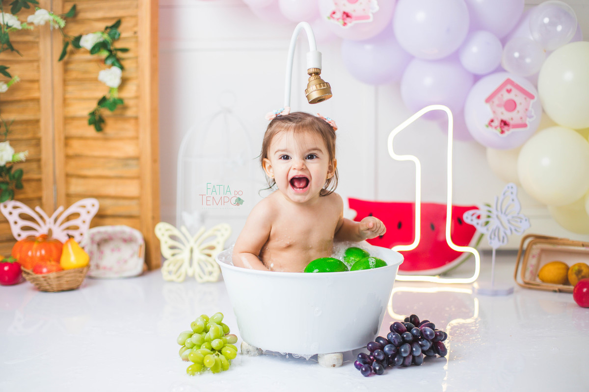 smash the fruit, ensaio infantil, lara 1 ano, estúdio fotográfico, são caetano do sul, fatia do tempo, fotografia criativa, frutas coloridas, bebê sorrindo, aniversário de 1 ano, ensaio divertido, fotografia de bebê, cores vibrantes, infância feliz, fotos