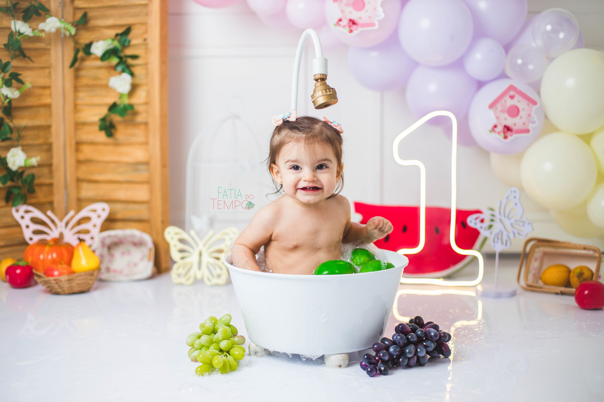 smash the fruit, ensaio infantil, lara 1 ano, estúdio fotográfico, são caetano do sul, fatia do tempo, fotografia criativa, frutas coloridas, bebê sorrindo, aniversário de 1 ano, ensaio divertido, fotografia de bebê, cores vibrantes, infância feliz, fotos