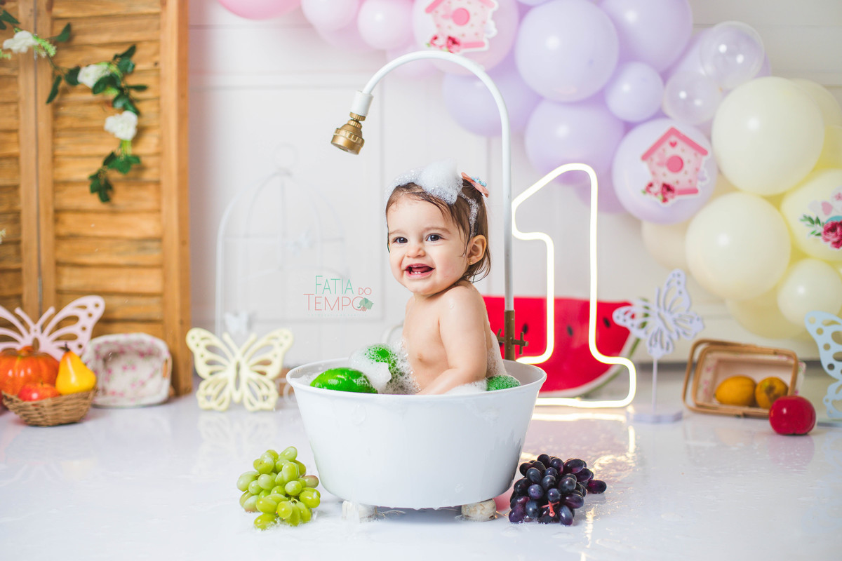 smash the fruit, ensaio infantil, lara 1 ano, estúdio fotográfico, são caetano do sul, fatia do tempo, fotografia criativa, frutas coloridas, bebê sorrindo, aniversário de 1 ano, ensaio divertido, fotografia de bebê, cores vibrantes, infância feliz, fotos