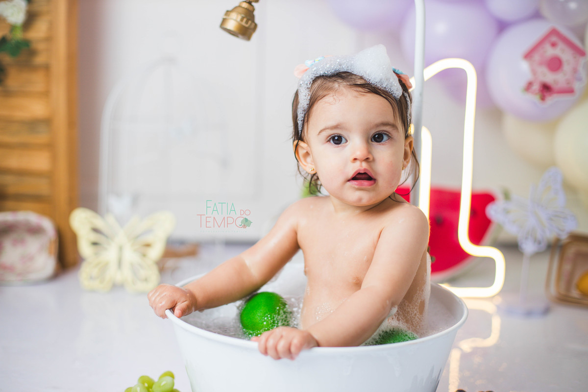 smash the fruit, ensaio infantil, lara 1 ano, estúdio fotográfico, são caetano do sul, fatia do tempo, fotografia criativa, frutas coloridas, bebê sorrindo, aniversário de 1 ano, ensaio divertido, fotografia de bebê, cores vibrantes, infância feliz, fotos