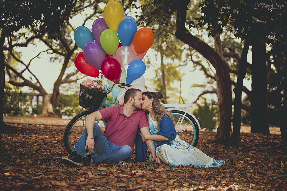 Ensaio pre casamento com balões, museu do ipiranga, ensaio de casal, ensaio no parque, ensaio no museu, ensaio com bexiga, ensaio com balão de gás hélio, bicicleta vintage