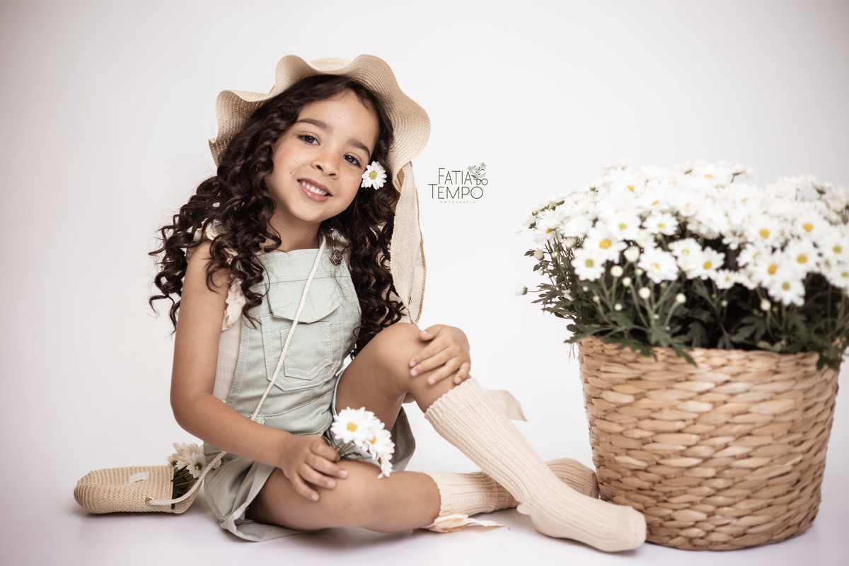 aniversário, primavera, infância, flores, alegria, colorido, natureza, delicadeza, sorrisos, leveza, encanto, brincadeira, espontaneidade, amor, família, jardim, celebração, luz natural, ternura, doçura, borboletas, esperança, crescimento, renovação, 