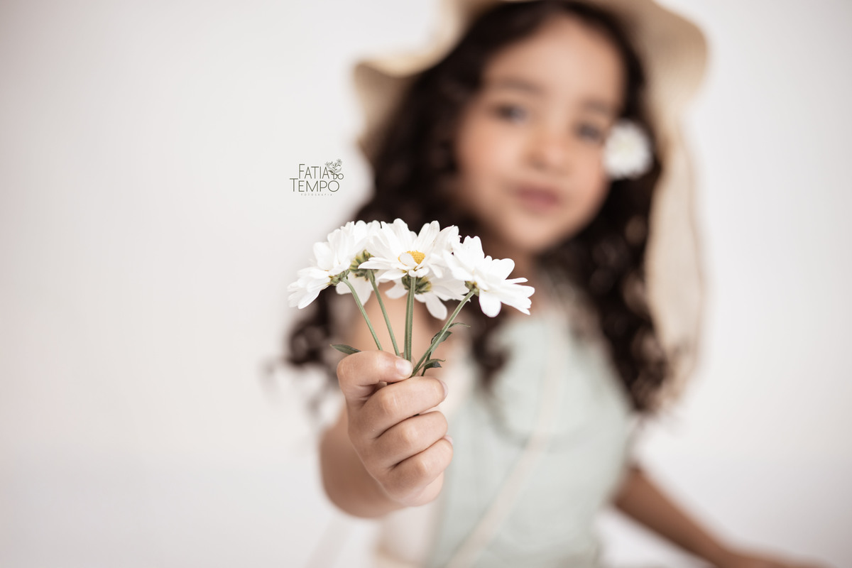 aniversário, primavera, infância, flores, alegria, colorido, natureza, delicadeza, sorrisos, leveza, encanto, brincadeira, espontaneidade, amor, família, jardim, celebração, luz natural, ternura, doçura, borboletas, esperança, crescimento, renovação, 