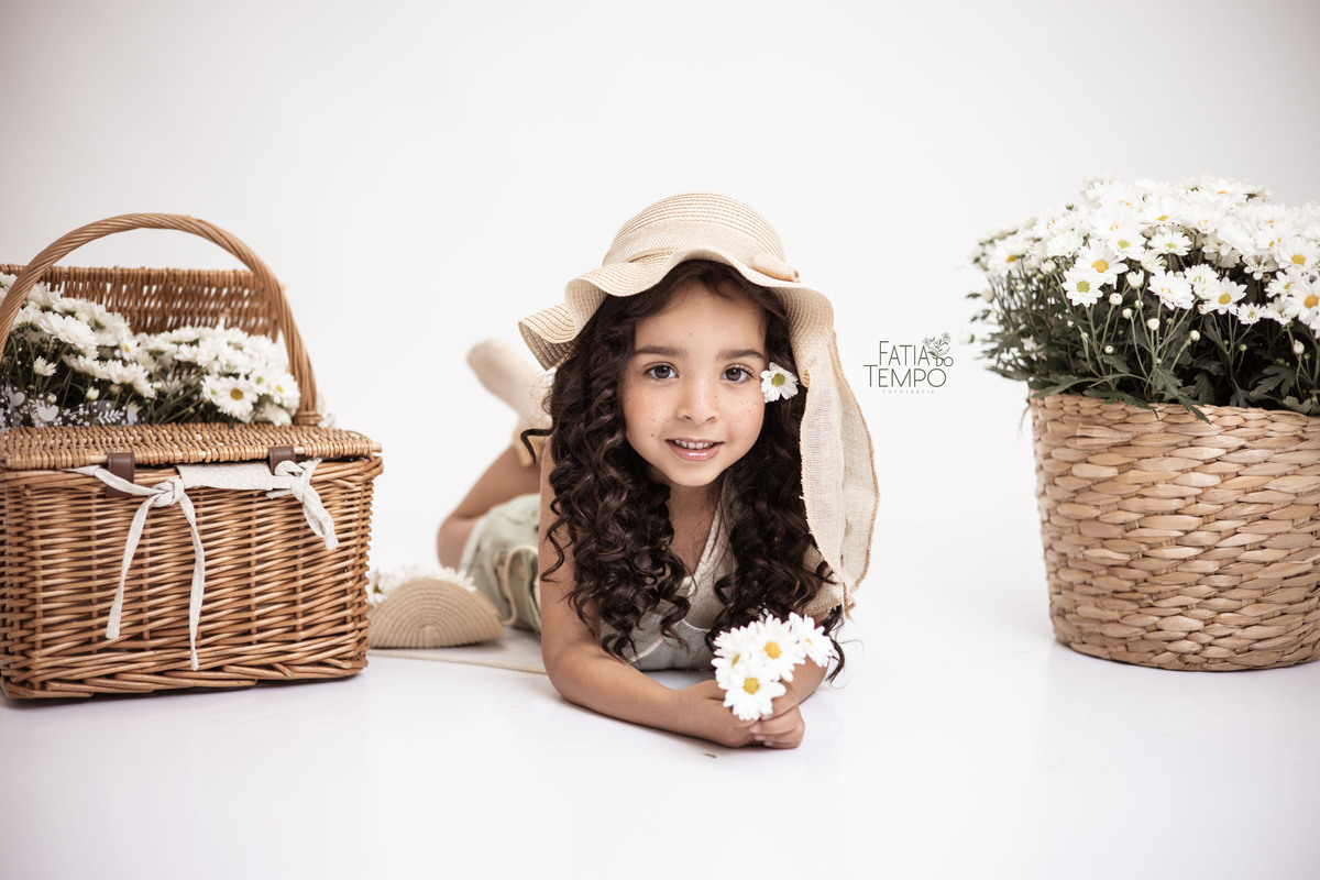 aniversário, primavera, infância, flores, alegria, colorido, natureza, delicadeza, sorrisos, leveza, encanto, brincadeira, espontaneidade, amor, família, jardim, celebração, luz natural, ternura, doçura, borboletas, esperança, crescimento, renovação, 