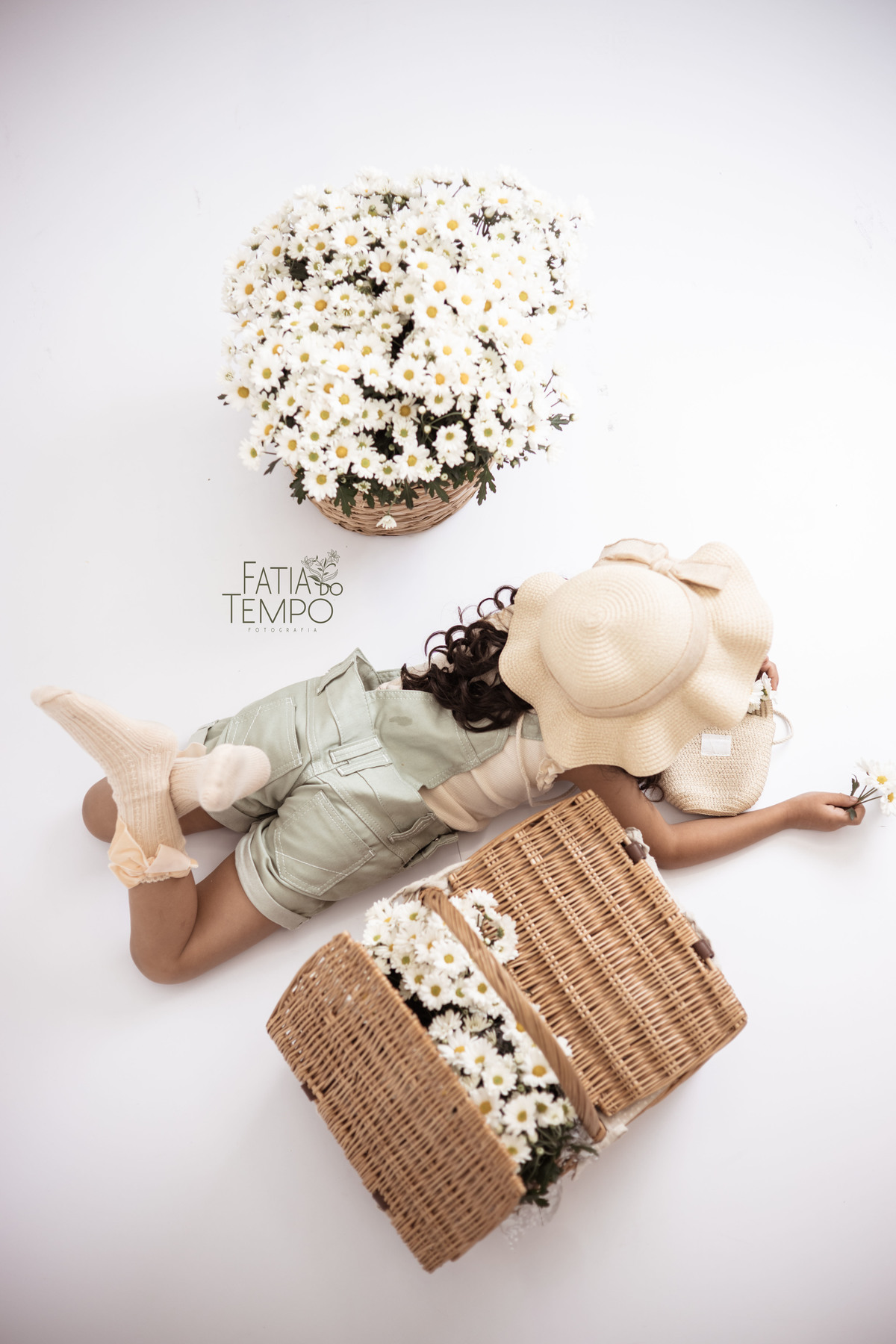 aniversário, primavera, infância, flores, alegria, colorido, natureza, delicadeza, sorrisos, leveza, encanto, brincadeira, espontaneidade, amor, família, jardim, celebração, luz natural, ternura, doçura, borboletas, esperança, crescimento, renovação, 