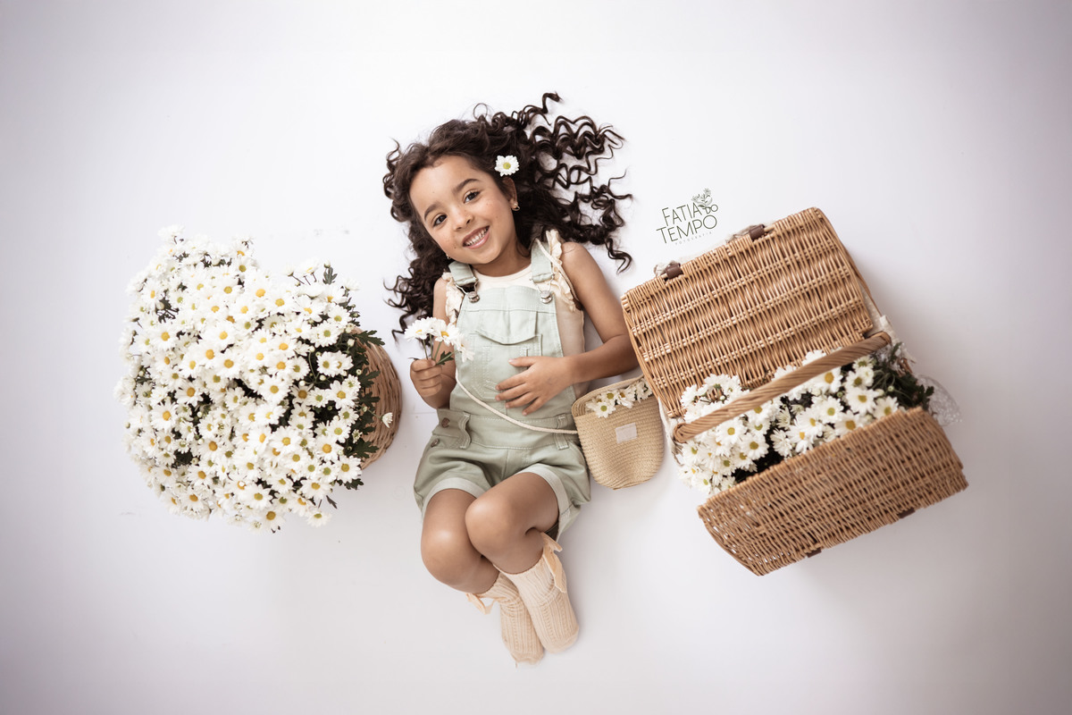 aniversário, primavera, infância, flores, alegria, colorido, natureza, delicadeza, sorrisos, leveza, encanto, brincadeira, espontaneidade, amor, família, jardim, celebração, luz natural, ternura, doçura, borboletas, esperança, crescimento, renovação, 